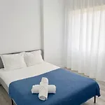 Comfortable 3 Bedroom Santa Apolonia Apartment Lisbon