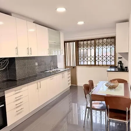 Comfortable 3 Bedroom Santa Apolonia * Lisbon