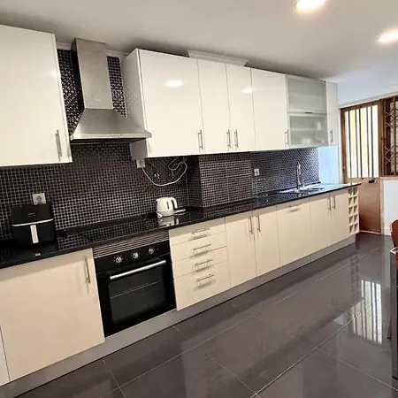 Comfortable 3 Bedroom Santa Apolónia